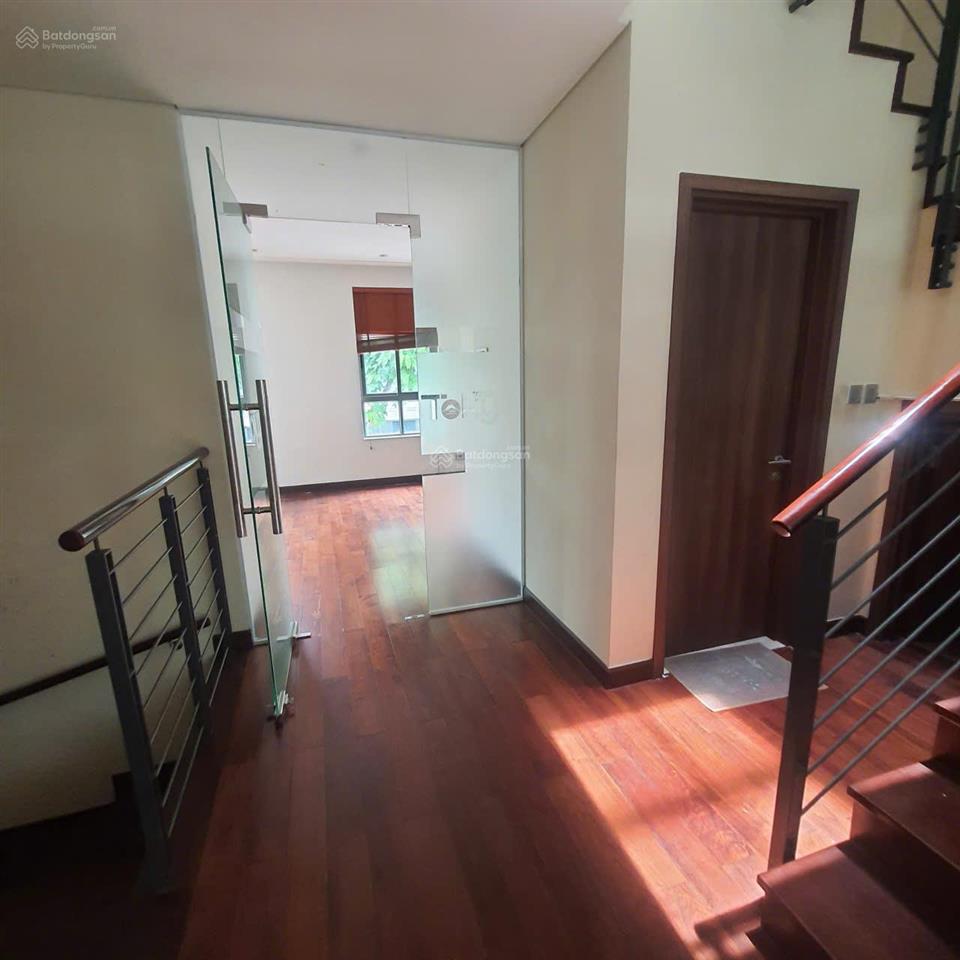 42 tỷ, đường đôi 30m, đường sau 13m. dt 99m2*5 tầng, mt 6.6m, vị trí trung tâm da the manor