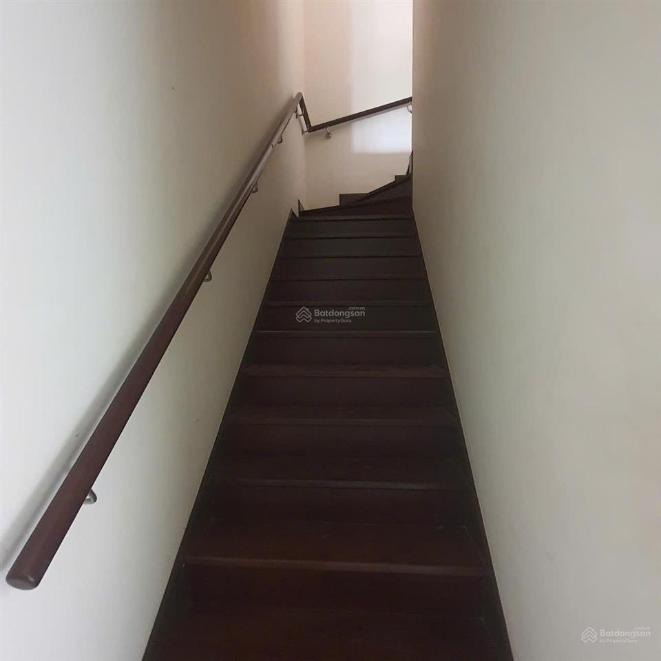 42 tỷ, đường đôi 30m, đường sau 13m. dt 99m2*5 tầng, mt 6.6m, vị trí trung tâm da the manor