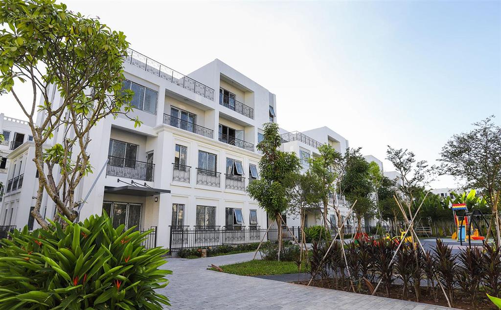 Mới nhất. liền kề 75m2, giá 25.5 đến 32 tỷ. 99m2 giá 37 đến 41 tỷ. biệt thự 160m2, 200m2 từ 58 tỷ