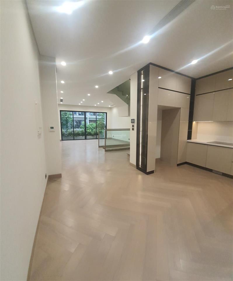 Mới nhất. liền kề 75m2, giá 25.5 đến 32 tỷ. 99m2 giá 37 đến 41 tỷ. biệt thự 160m2, 200m2 từ 58 tỷ