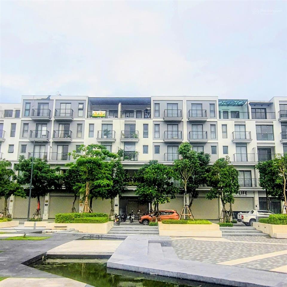 Mới nhất. liền kề 75m2, giá 25.5 đến 32 tỷ. 99m2 giá 37 đến 41 tỷ. biệt thự 160m2, 200m2 từ 58 tỷ