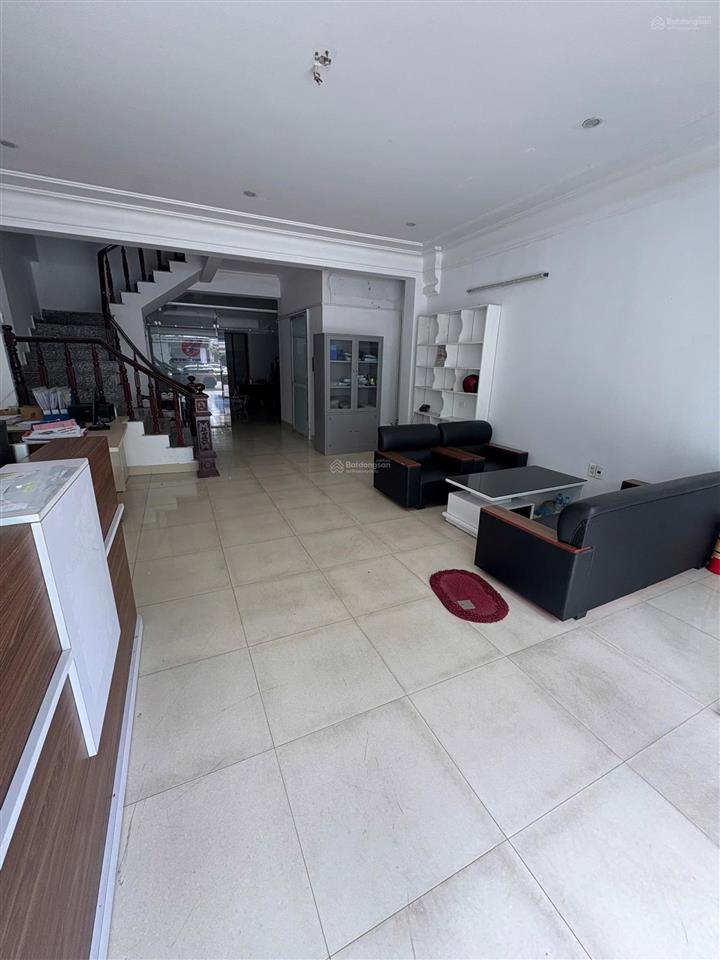 Cho thuê kho văn phòng kết hợp có tời hàng tại kđt geleximco giá 26triệu.  0913 034 ***