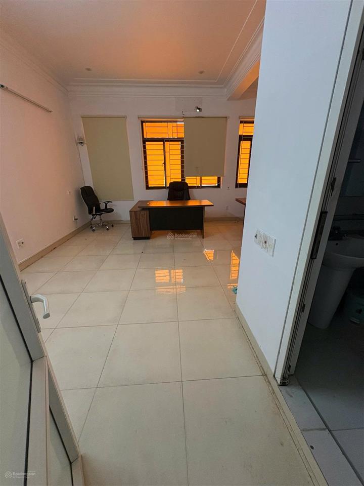 Cho thuê kho văn phòng kết hợp có tời hàng tại kđt geleximco giá 26triệu.  0913 034 ***