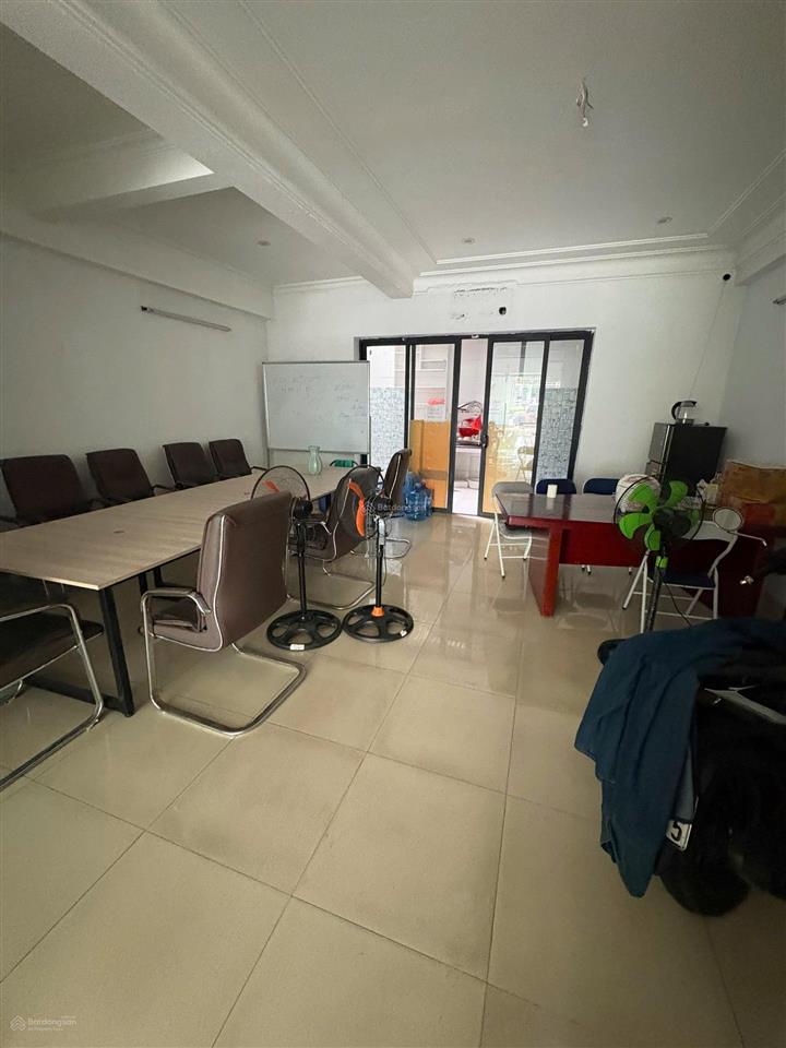 Cho thuê kho văn phòng kết hợp có tời hàng tại kđt geleximco giá 26triệu.  0913 034 ***