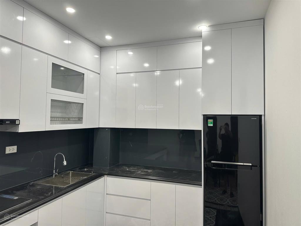 Cho thuê căn hộ 2 phòng ngủ full đồ thang máy 8triệu, ô tô đỗ miễn phí.  0913 034 ***