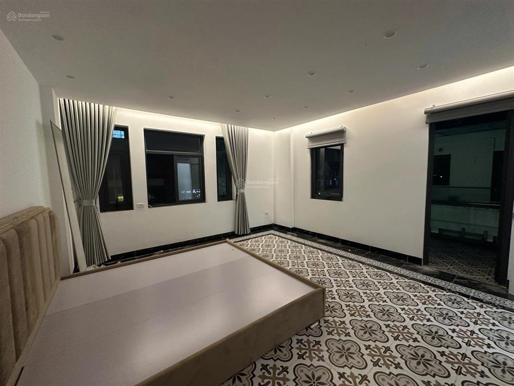 Cho thuê căn hộ 2 phòng ngủ full đồ thang máy 8triệu, ô tô đỗ miễn phí.  0913 034 ***