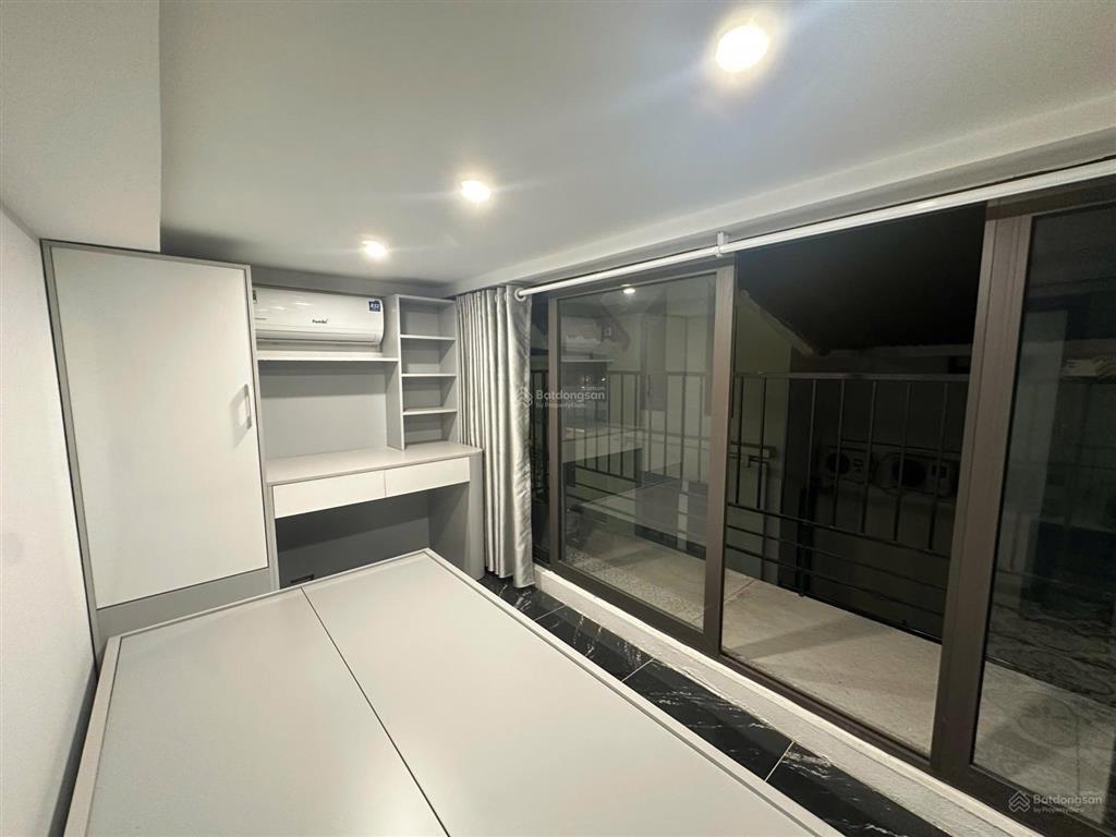 Cho thuê căn hộ 2 phòng ngủ full đồ thang máy 8triệu, ô tô đỗ miễn phí.  0913 034 ***