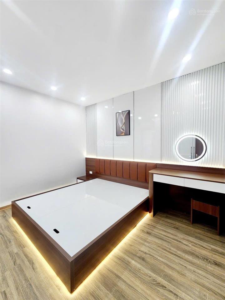Gia đình cần bán gấp chcc giải phóng 90m2, 3 ngủ, full nội thất cao cấp về sẵn ở. căn góc, tầng đẹp