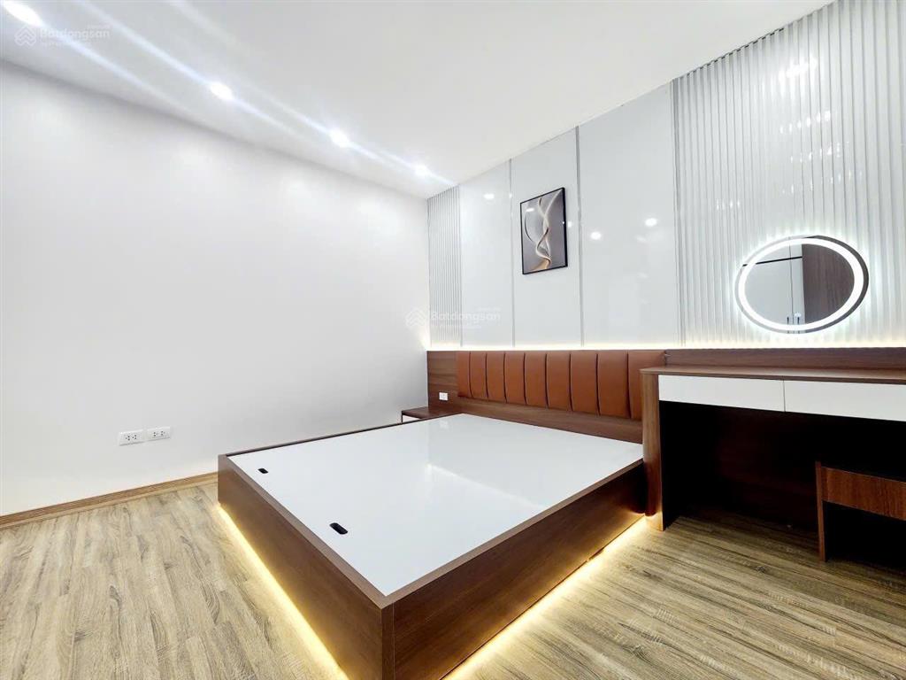 Gia đình cần bán gấp chcc giải phóng 90m2, 3 ngủ, full nội thất cao cấp về sẵn ở. căn góc, tầng đẹp