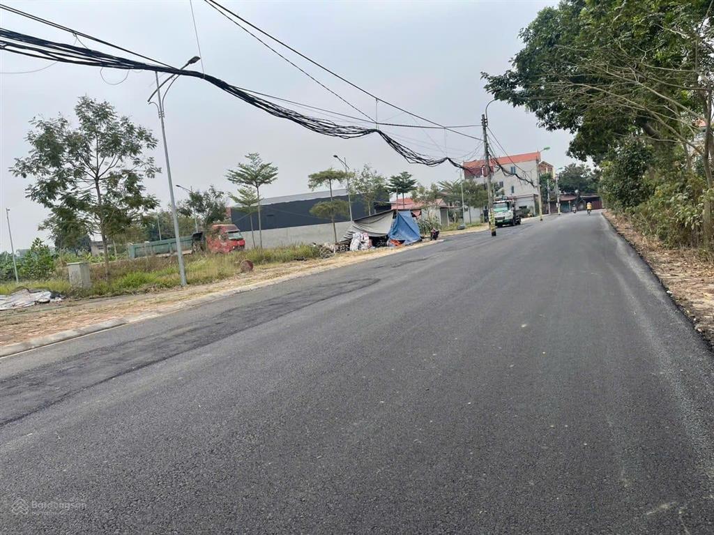 Bán đất đấu giá liên mạc mê linh hà nội nay là xã yên lãng hà nội. 95m2 đường 24m sổ đỏ chính chủ.