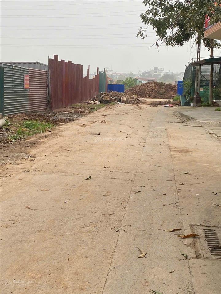 Bán đất kinh doanh đối diện trường cấp 1 đông la view hồ điều hòa có nhà cho thuê 5tr/ tháng