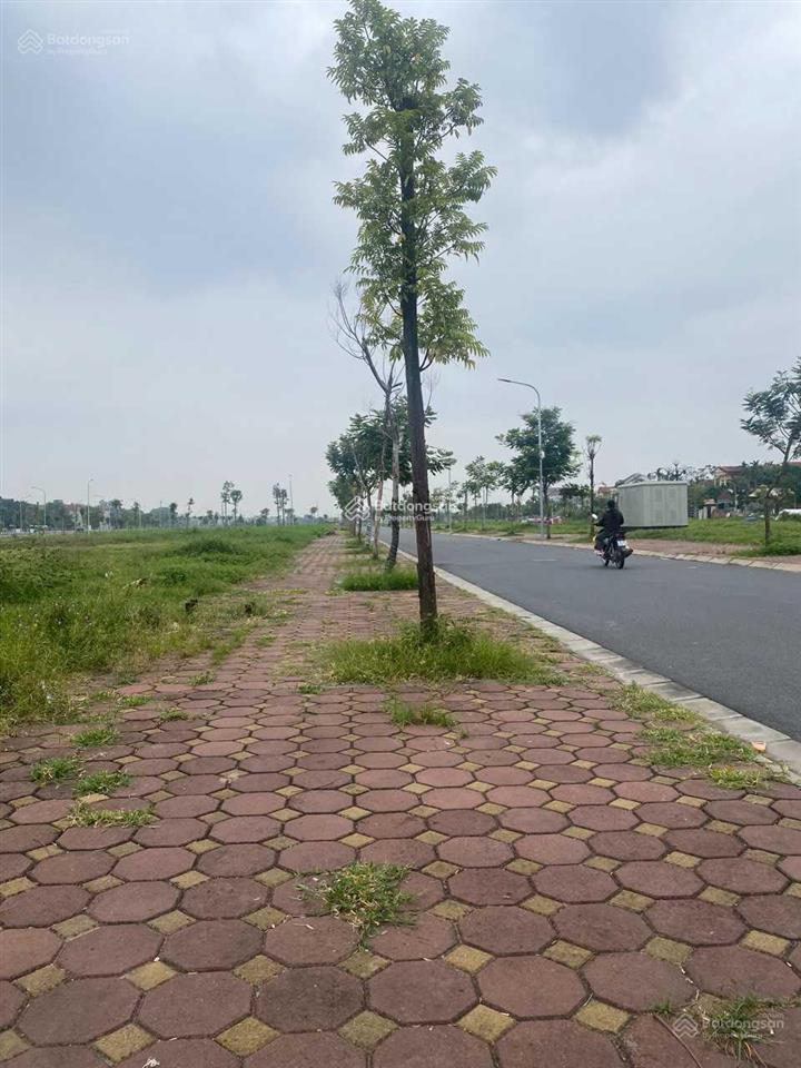 Bán đất đấu giá liên mạc mê linh hà nội nay là xã yên lãng hà nội. 95m2 đường 24m sổ đỏ chính chủ.