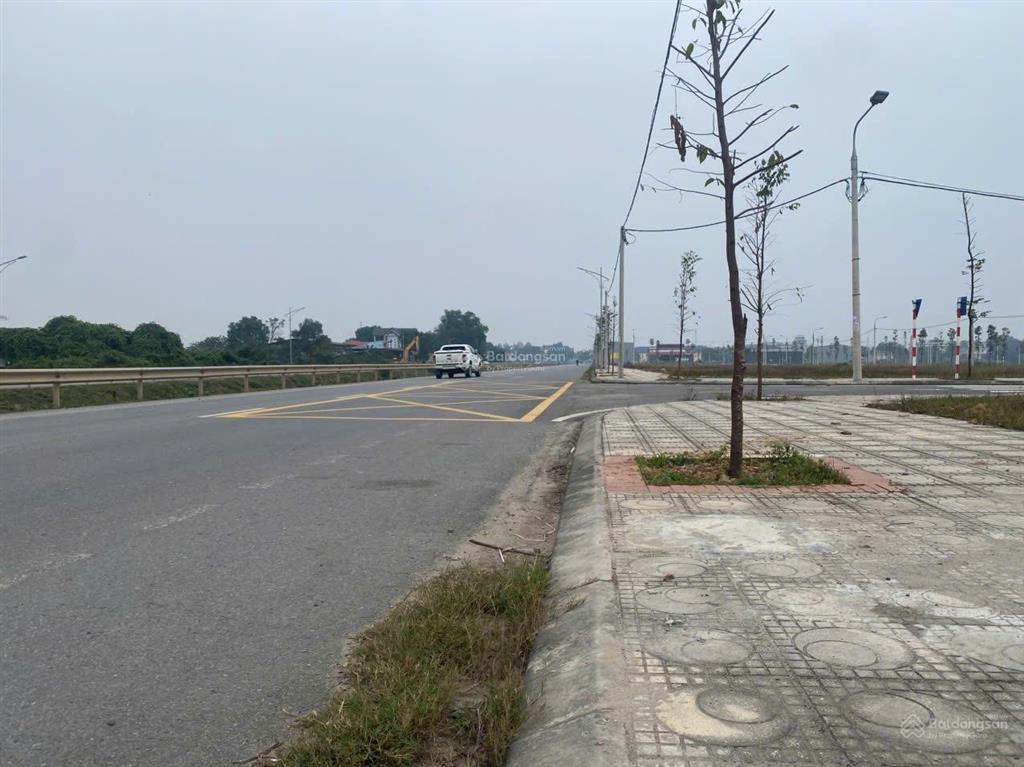 2ty ô đất mặt đường 32c cạnh cổng ubnd huyện lâm thao, 100m2 hướng đn, mặt tiền 5m gần siêu thị.