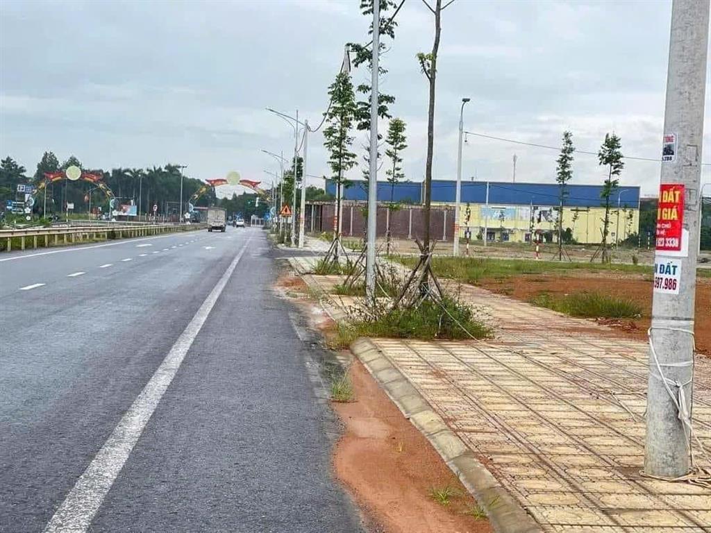 2ty ô đất mặt đường 32c cạnh cổng ubnd huyện lâm thao, 100m2 hướng đn, mặt tiền 5m gần siêu thị.