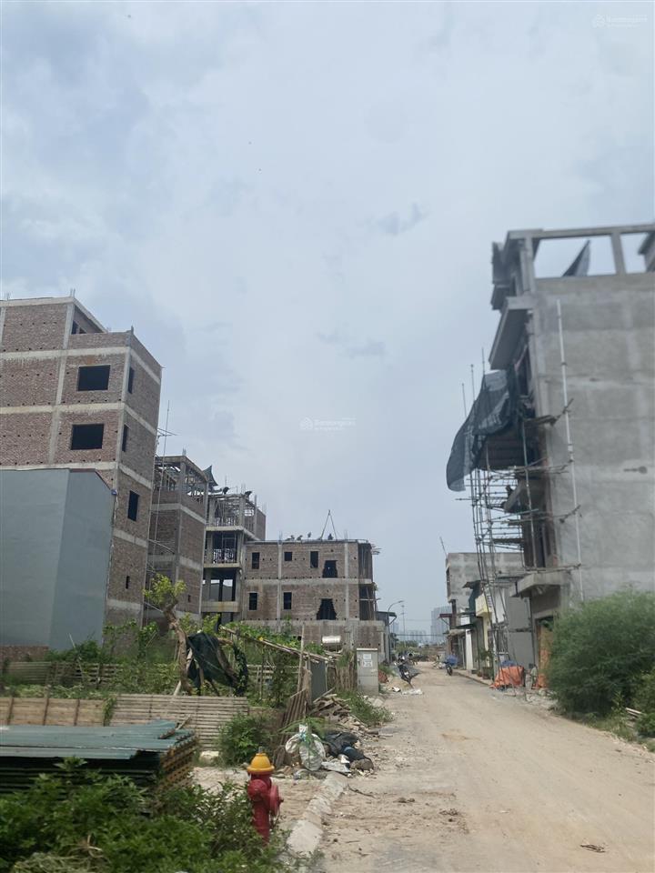 Bán ô đất hướng đông nam 65m2 mặt tiền 4,5m giá 7,8 tỷ có thương lượng đường ô tô tránh nhau