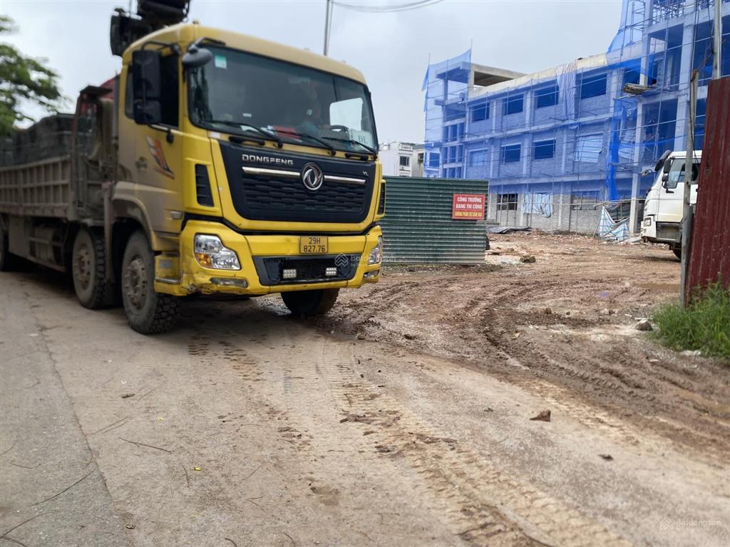 Bán lô đất 65 mét vuông hướng đông nam, cạnh hồ điều hòa, trường cấp 1, trường đại học gần sân bóng