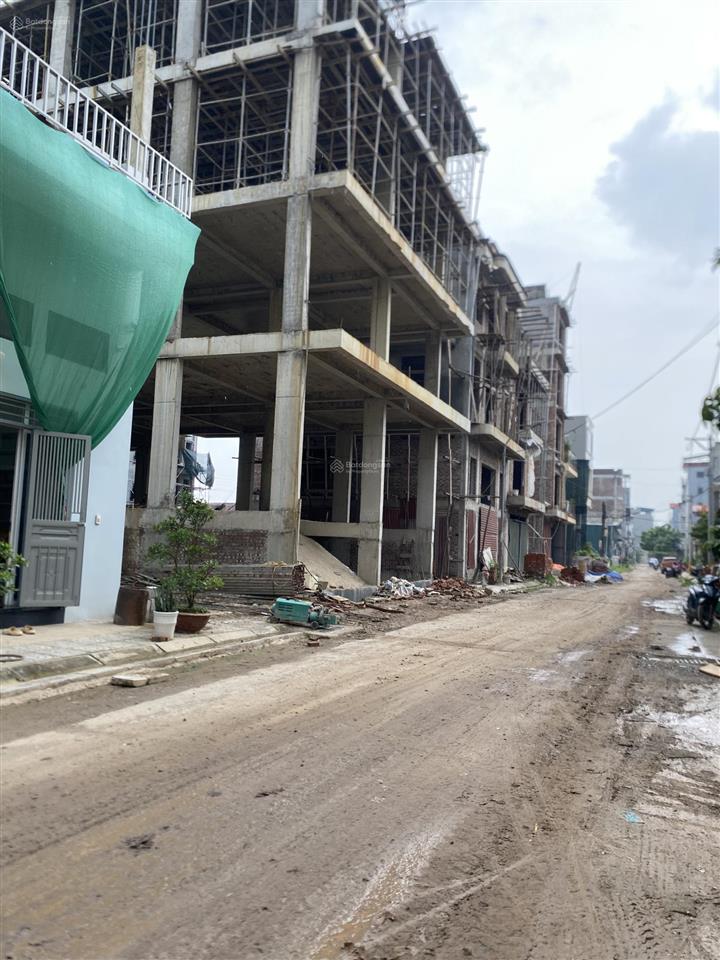 Bán lô đất 65 mét vuông hướng đông nam, cạnh hồ điều hòa, trường cấp 1, trường đại học gần sân bóng
