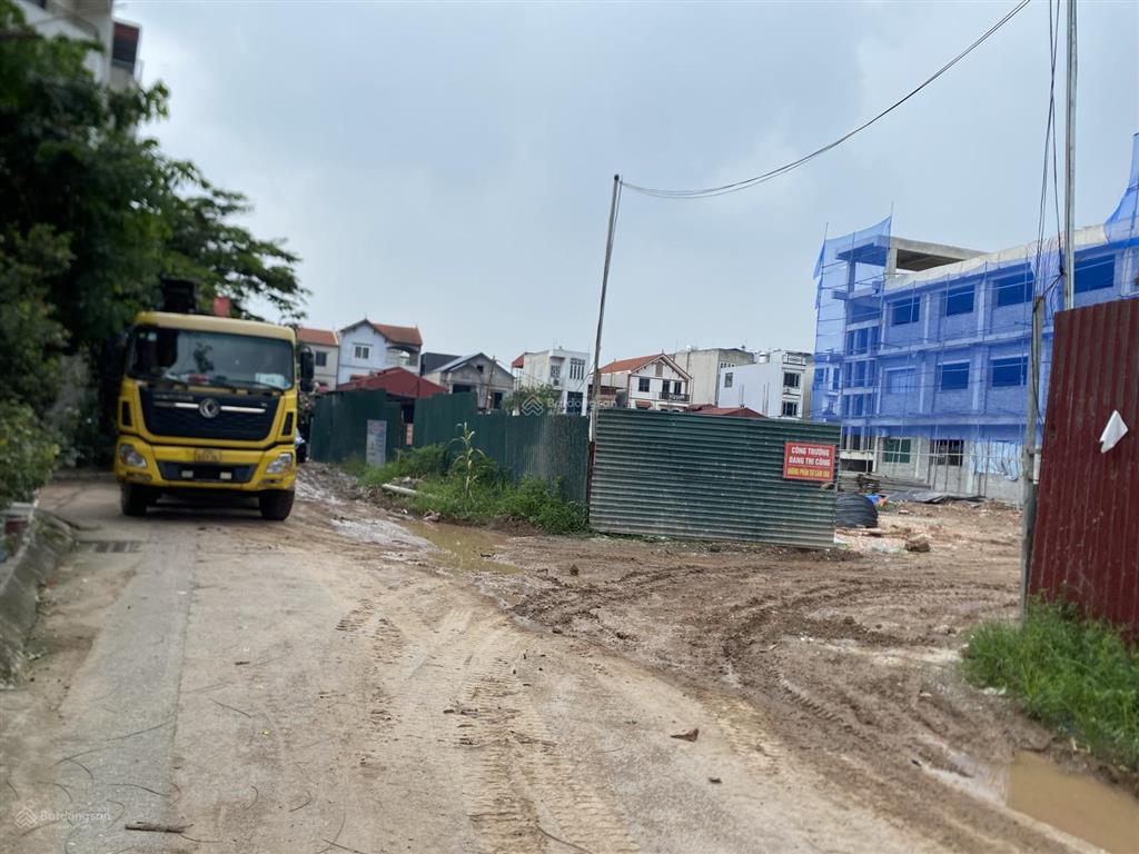 Bán lô đất 65 mét vuông hướng đông nam, cạnh hồ điều hòa, trường cấp 1, trường đại học gần sân bóng