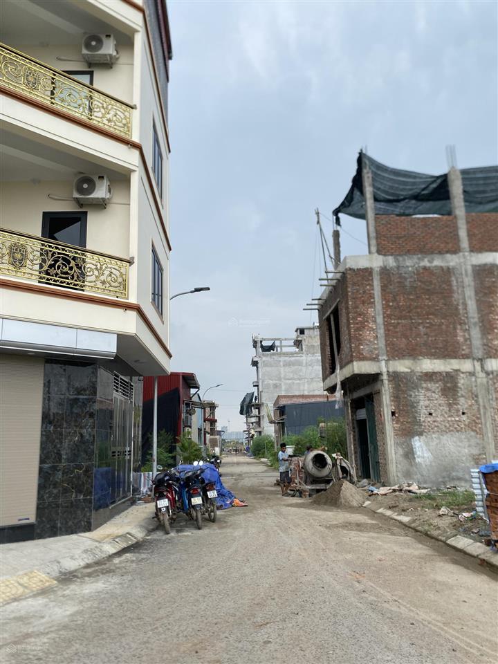 8ty ô đất siêu đẹp diện tích 65 m2 sổ đỏ chính chủ ô tô đỗ cửa view hồ điều hòa gần trường học.