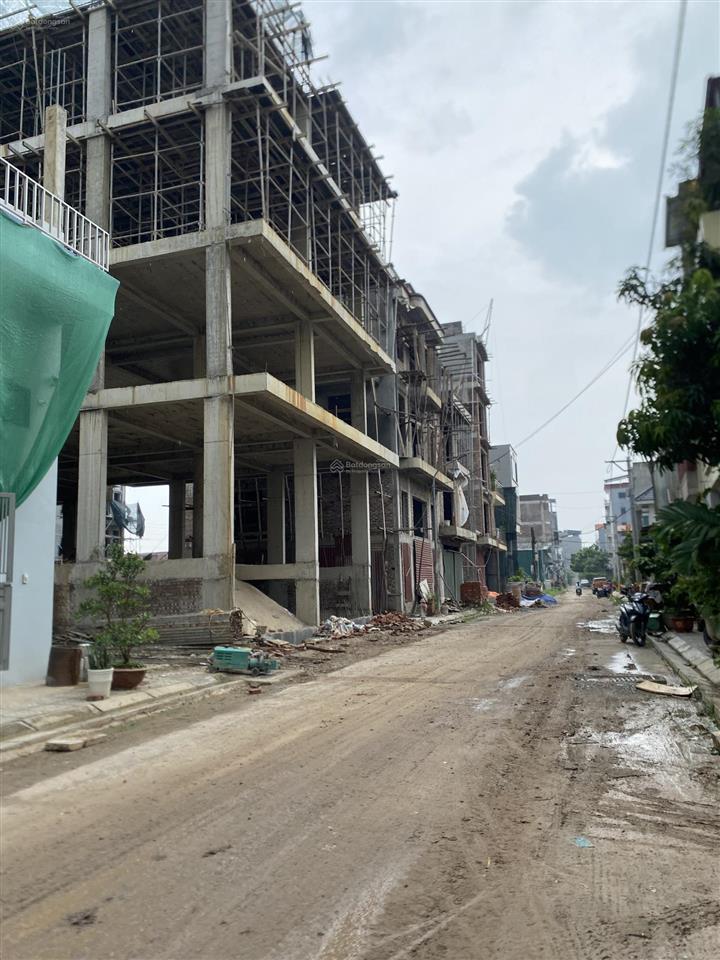 8ty ô đất siêu đẹp diện tích 65 m2 sổ đỏ chính chủ ô tô đỗ cửa view hồ điều hòa gần trường học.