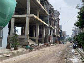 8ty ô đất siêu đẹp diện tích 65 m2 sổ đỏ chính chủ ô tô đỗ cửa view hồ điều hòa gần trường học.