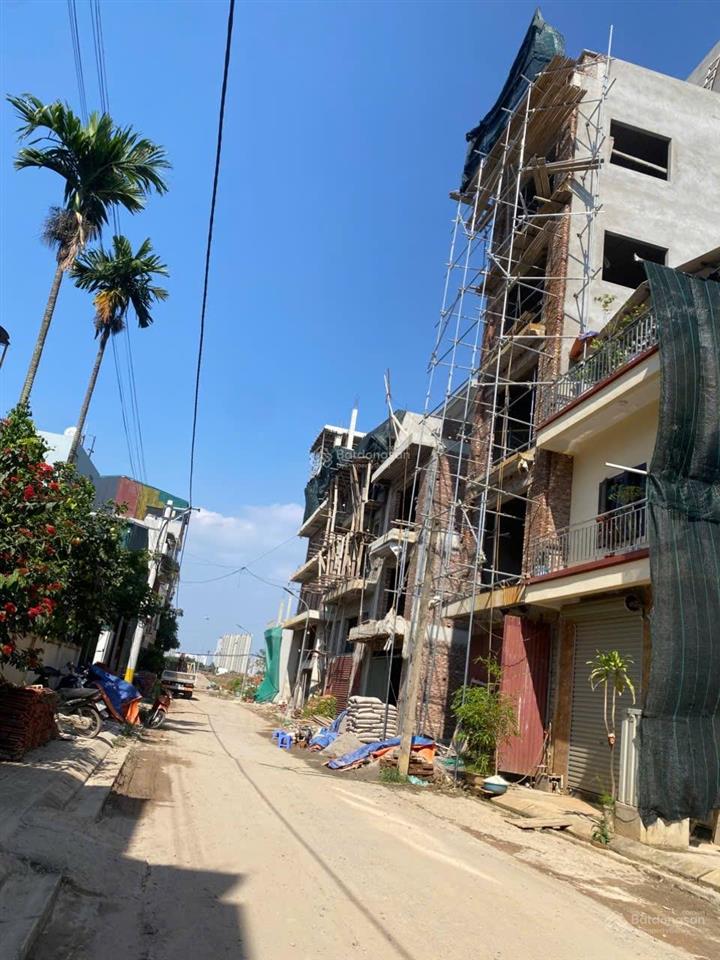 Chính chủ bán lô đất 65m2 mặt tiền 4,5 m hướng đông nam view hồ điều hòa bên cạnh đường vành đai 4