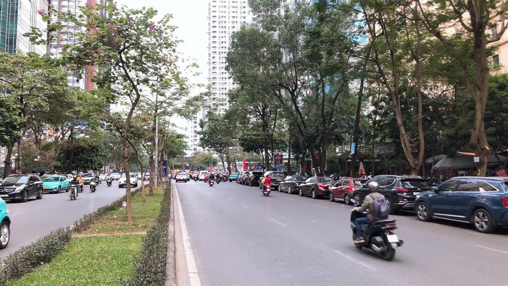 Bán shophouse mặt phố Hoàng Đạo Thúy, Lô góc 2 mặt tiền, Cho thuê 212 triệu/tháng