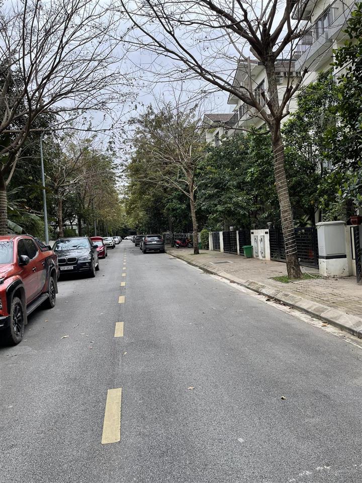 Bán nhanh btsl hoàn thiện trục chính view vườn hoa, giá đầu tư tại vinhomes thăng long