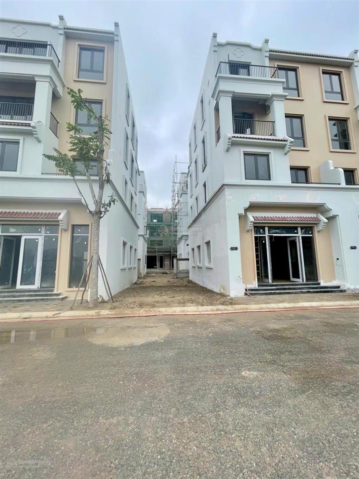 Chính chủ bán căn liền kề thô, vị trí trung tâm vin đan phượng. dt 96m2  giá 18 tỷ