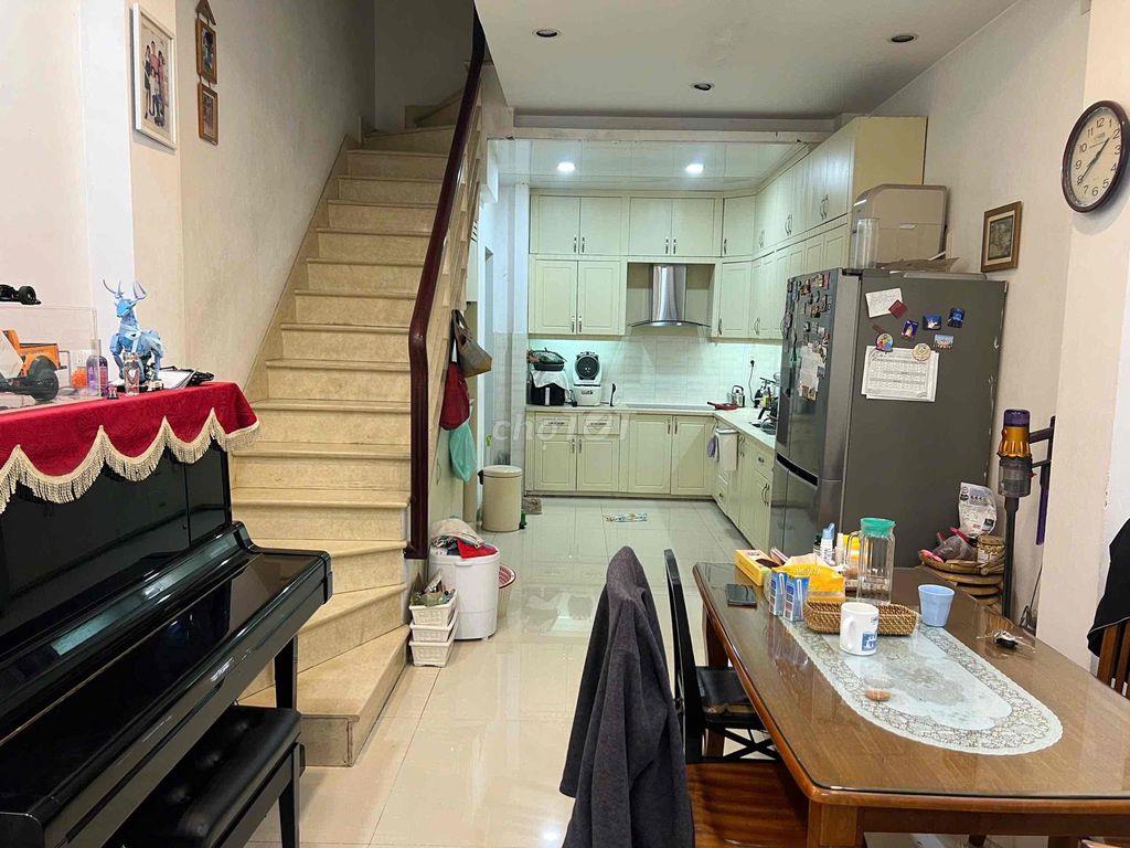 Tôi cần bán nhà hẻm 5m xe hơi đường Nguyễn Cảnh Chân Quận 1