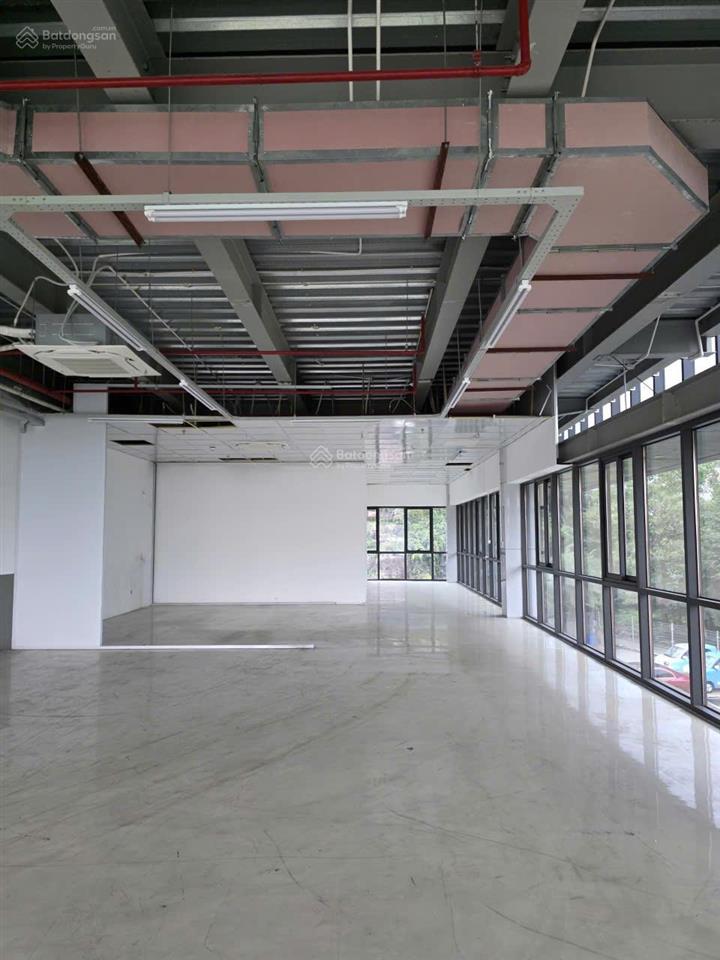 Cho thuê nhà mặt đường cổ linh, long biên. diện tích  tầng 1 khoảng 615m2, tầng 2 khoảng 700m2.