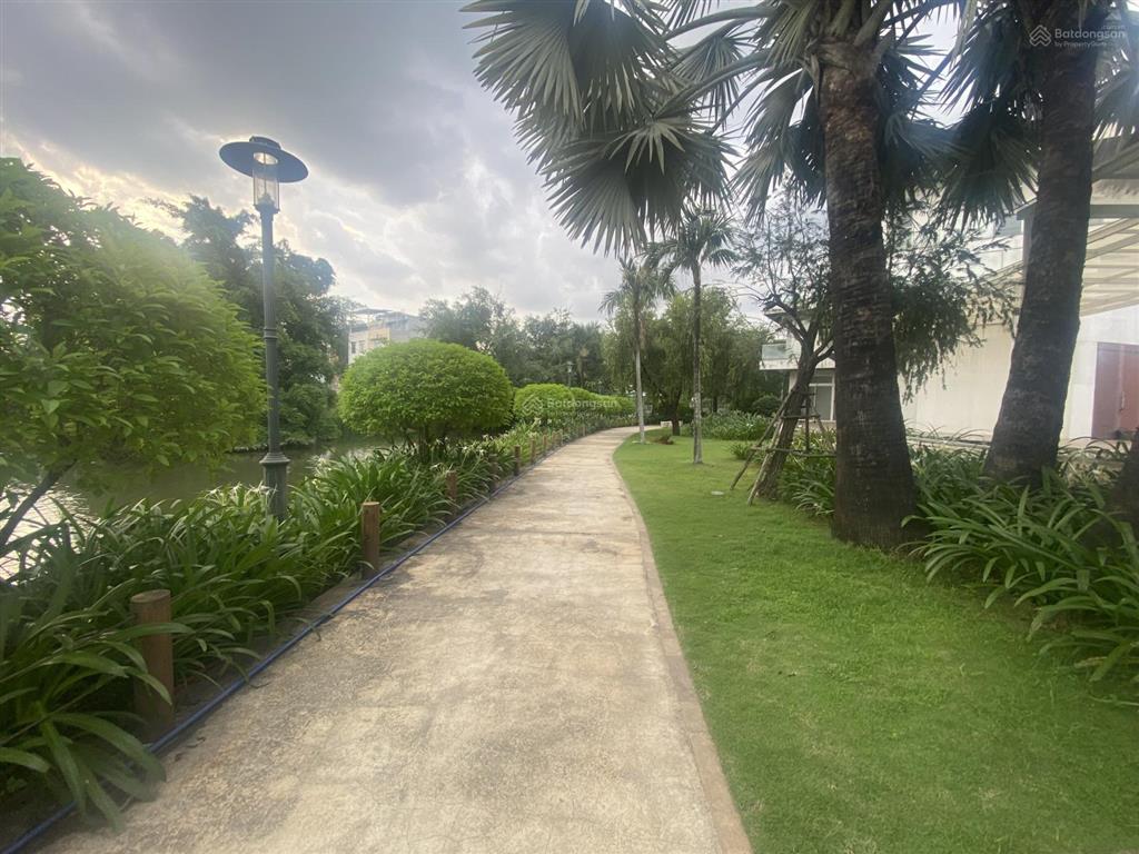 Bán bt đơn lập lucasta view sông siêu đẹp, giá 130 triệu/m2 rẻ hơn verosa park