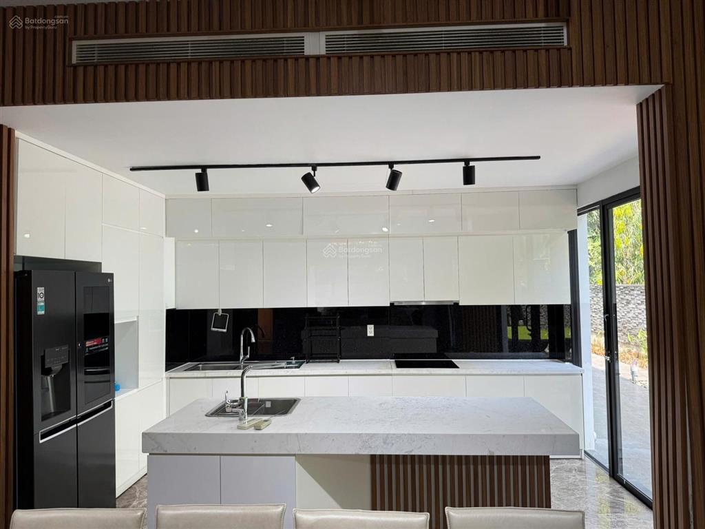 Bán biệt thự đơn lập riviera cove keppel nội thất xịn, có sẵn thang máy, sẵn hđt 60 triệu/ tháng