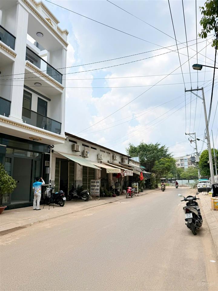 Bán nhà mặt tiền đường số 3 phường bhh diện tích 4x14,5 đúc 1 trệt 2 lầu bán 10,8 tỷ  0946 567 ***