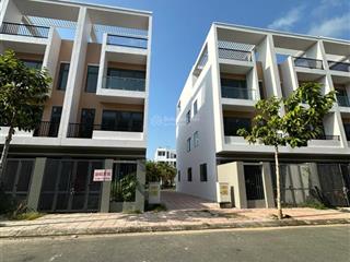 Chuyển nhượng lại 3 căn nhà tại trn trà vinh vị trí view công viên 2 mặt tiền