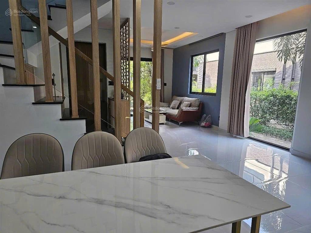 Chính chủ cần ra gấp căn nhà phố 1 trệt 2 lầu căn góc bìa đã có sổ hồng