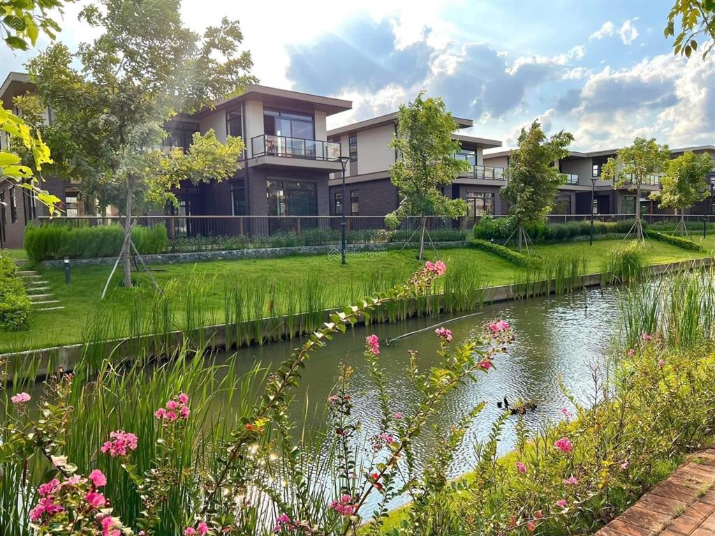 Bán căn biệt thự view kênh đào siêu đẹp dt 225m2 giá 10tỷ5 ra sổ tên khách mua