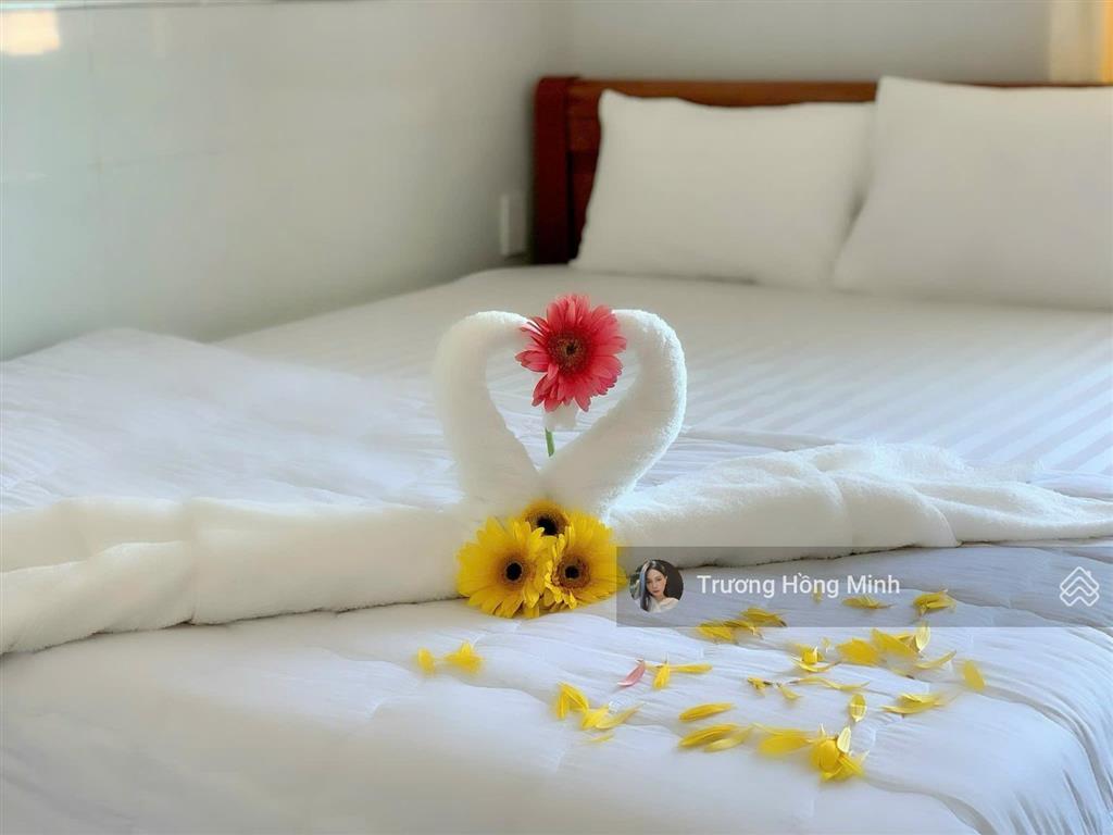 Bán khách sạn góc 2mt trần phú, thị trấn côn đảo, tp. vũng tàu, dt 16x17m  20 phòng  giá 35 tỷ