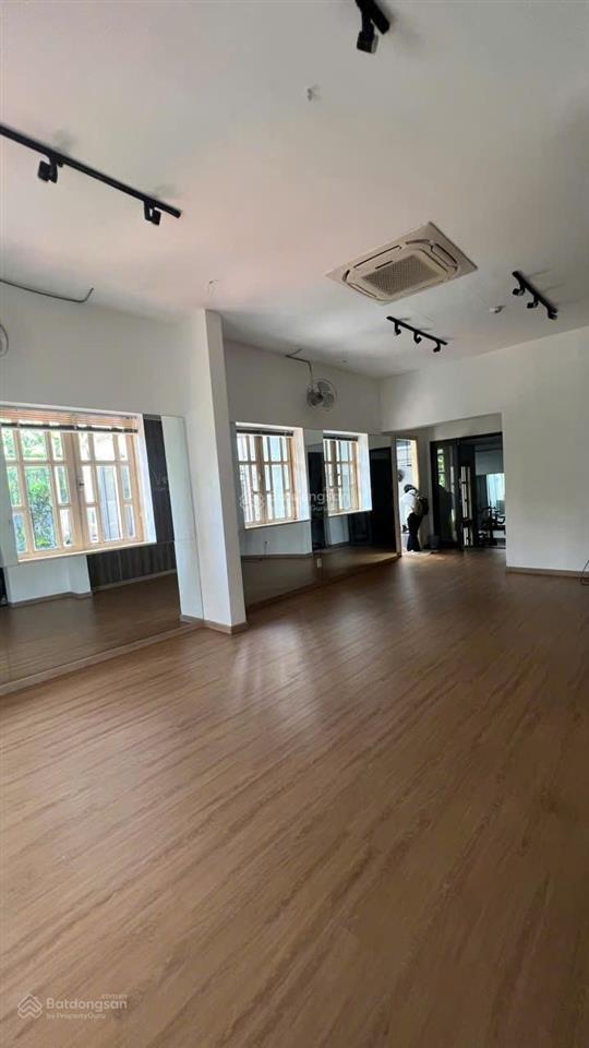 Cho thuê nhà mặt tiền thụt khu villa phạm ngọc thạch, quận 3