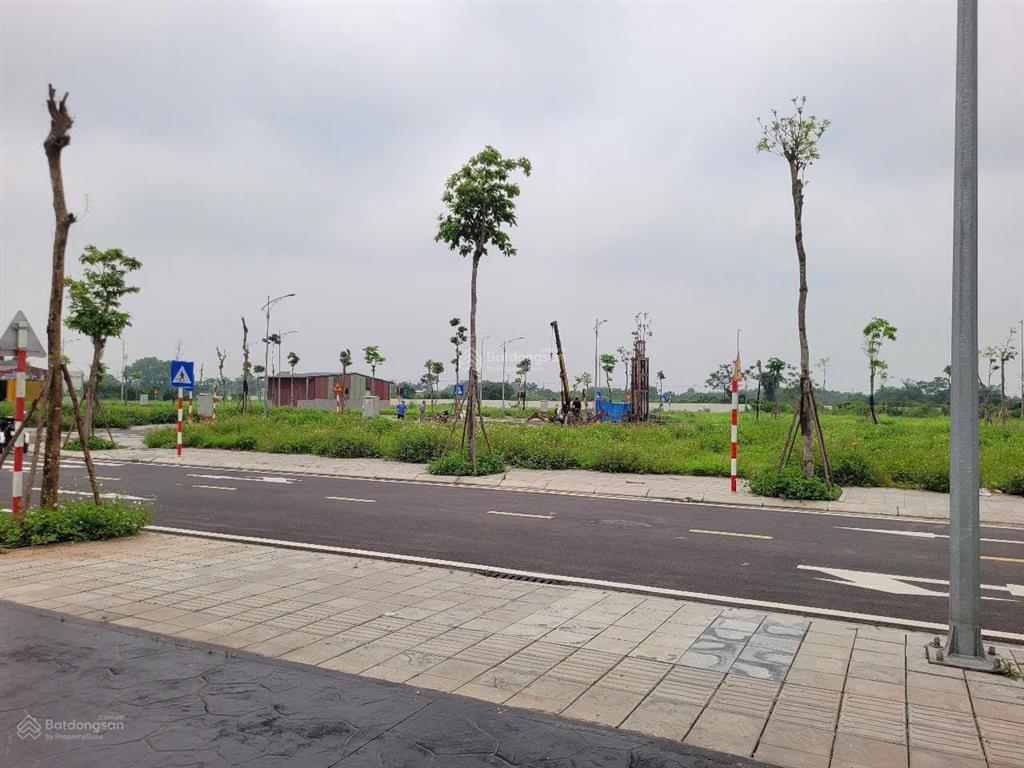 Cần bán gấp đấu giá tây bắc lễ pháp phúc thịnh hà nội. sát sân bay và cầu nhật tân