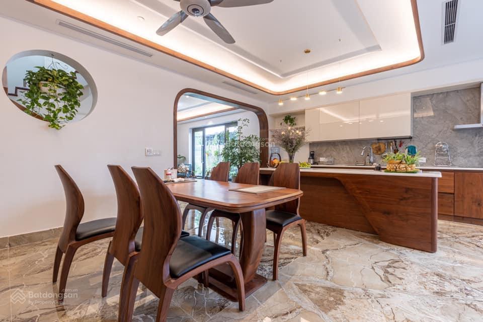 Biệt thự sân vườn ngay mặt tiền p.tân định, quận 1  dt 10x23m, 223m2 (4 tầng) chỉ 125 tỷ tl