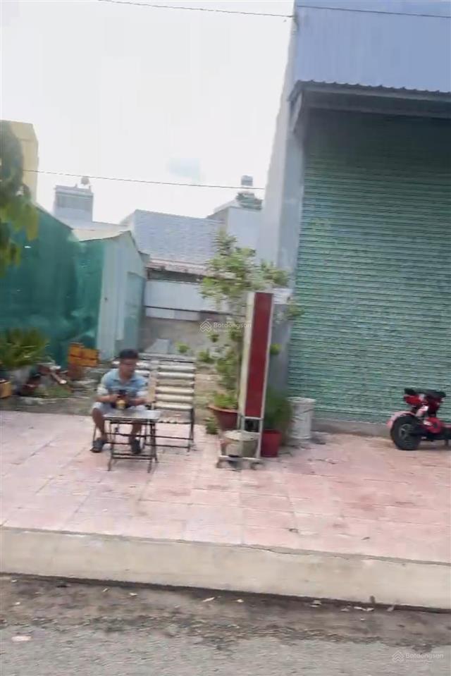Bán đất tặng căn nhà mặt tiền chợ đêm tân an, 64m2, sổ sẵn