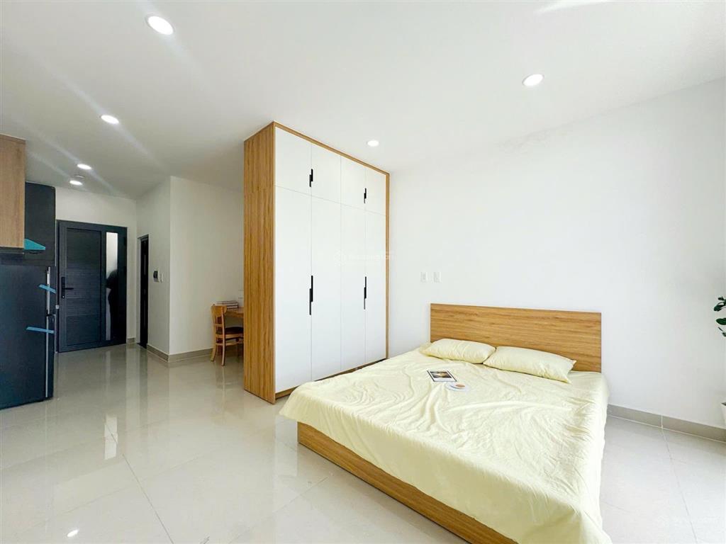 Căn hộ 35m2 máy giặt riêng, full nội thất  ban công cửa sổ lớn ngay cầu tham lương