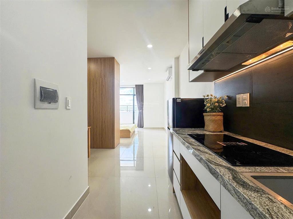 Căn hộ 35m2 máy giặt riêng, full nội thất  ban công cửa sổ lớn ngay cầu tham lương
