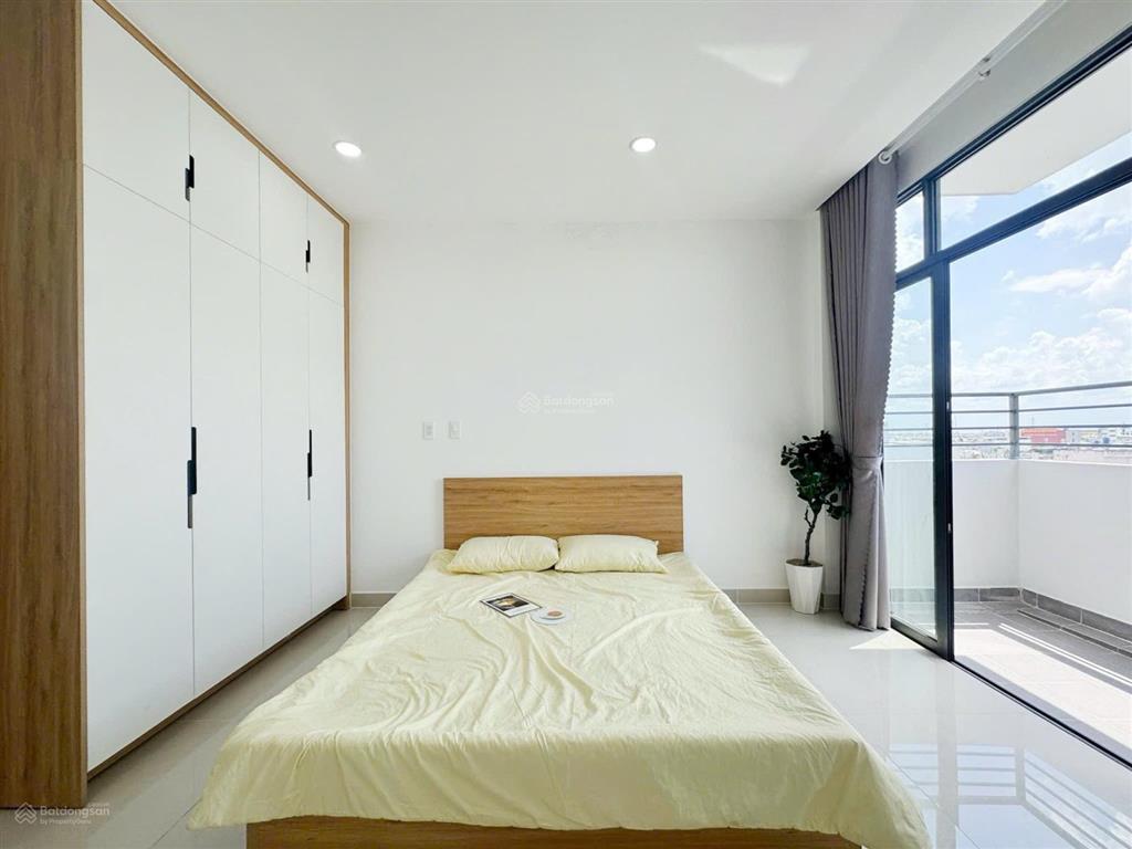 Căn hộ 35m2 máy giặt riêng, full nội thất  ban công cửa sổ lớn ngay cầu tham lương