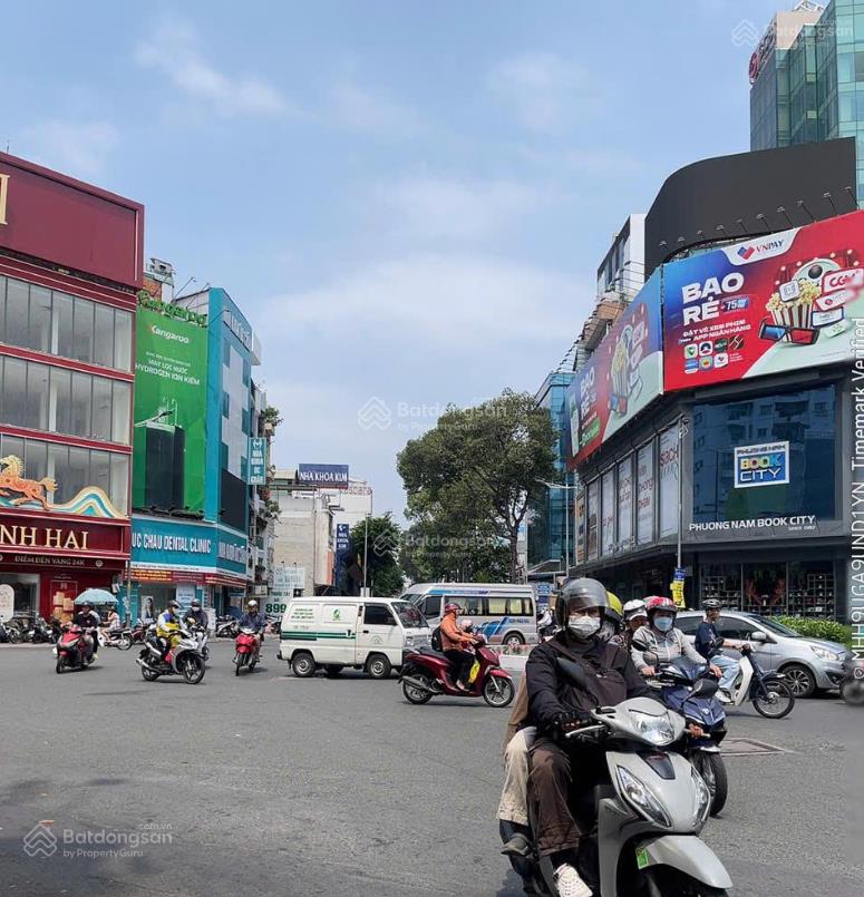 Siêu vị trí có 102 góc 3 mặt tiền vòng xoay nguyễn trãi 11x20m, hđt 700 tr/th