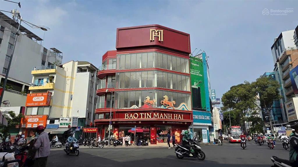 Siêu vị trí có 102 góc 3 mặt tiền vòng xoay nguyễn trãi 11x20m, hđt 700 tr/th