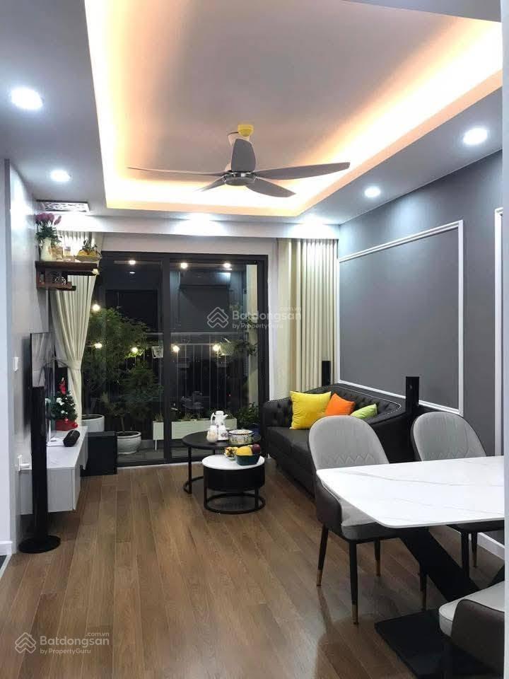 Gia đình cần bán căn hộ 2 ngủ tòa a2 phương đông green park với đầy đủ nội thất