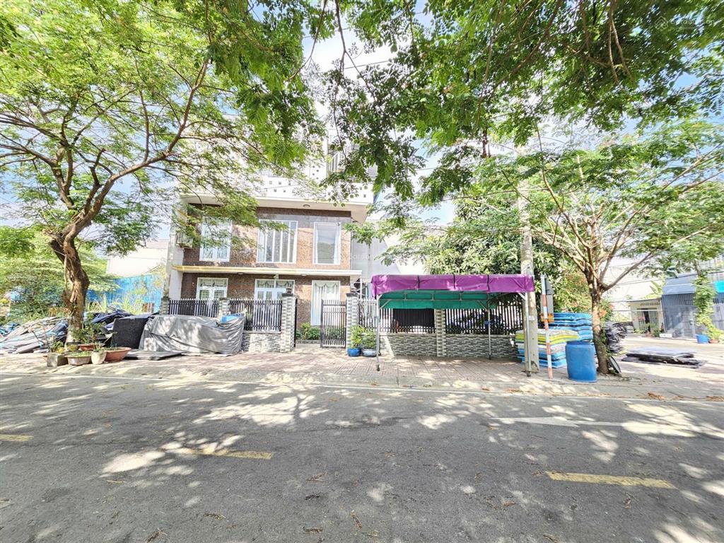 Ngộp ngân hàng cần bán gấp biệt thự góc 2mt 243,4m2 đường 17m khu dân cư gần làng đhqg