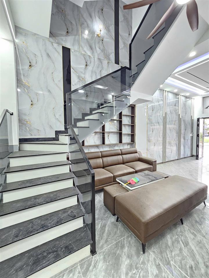 4,7 tỉ  nhà 2 mặt thoáng kdc vip phường dĩ an, tp hồ chí minh full nội thất cao cấp
